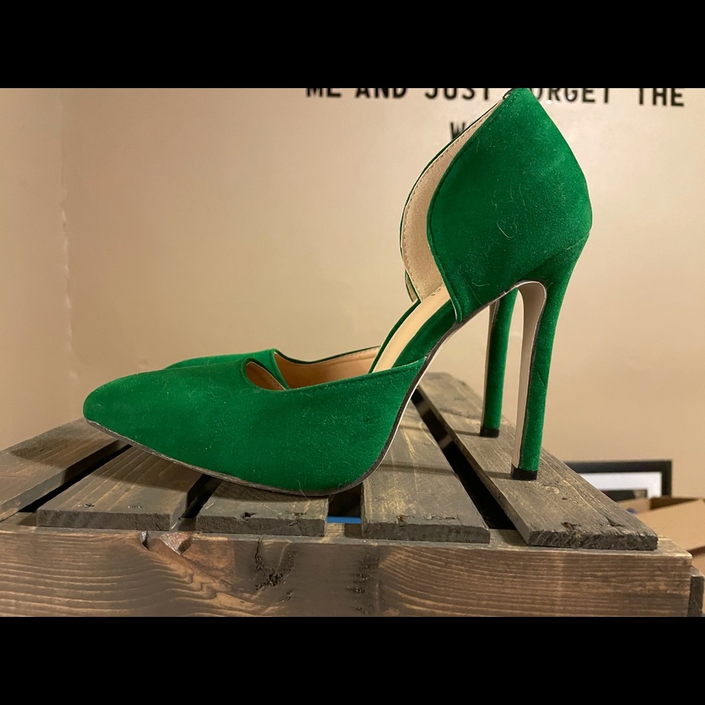 Like new! Bright green D’Orsay heels